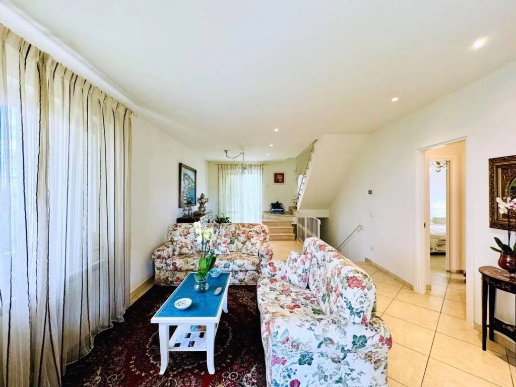 Villa a Pietrasanta in Via Sant'Antonio, 39 - Foto 2