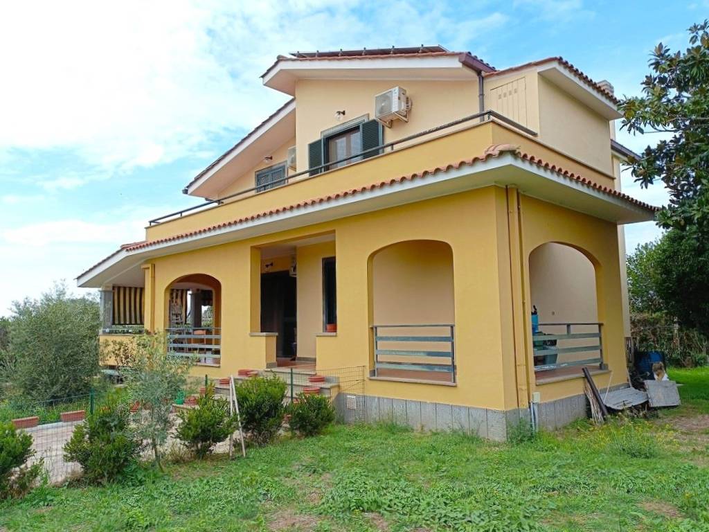 Villa a Aprilia in Via Vulcano, 22 - Foto 2