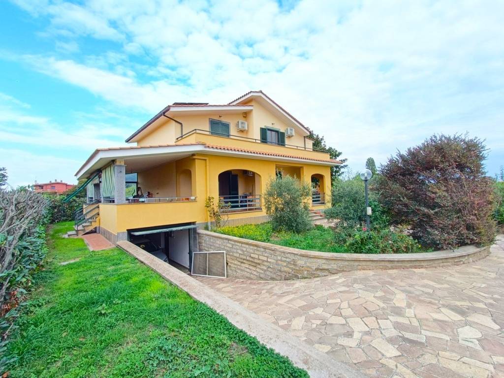 Villa a Aprilia in Via Vulcano, 22 - Foto 4