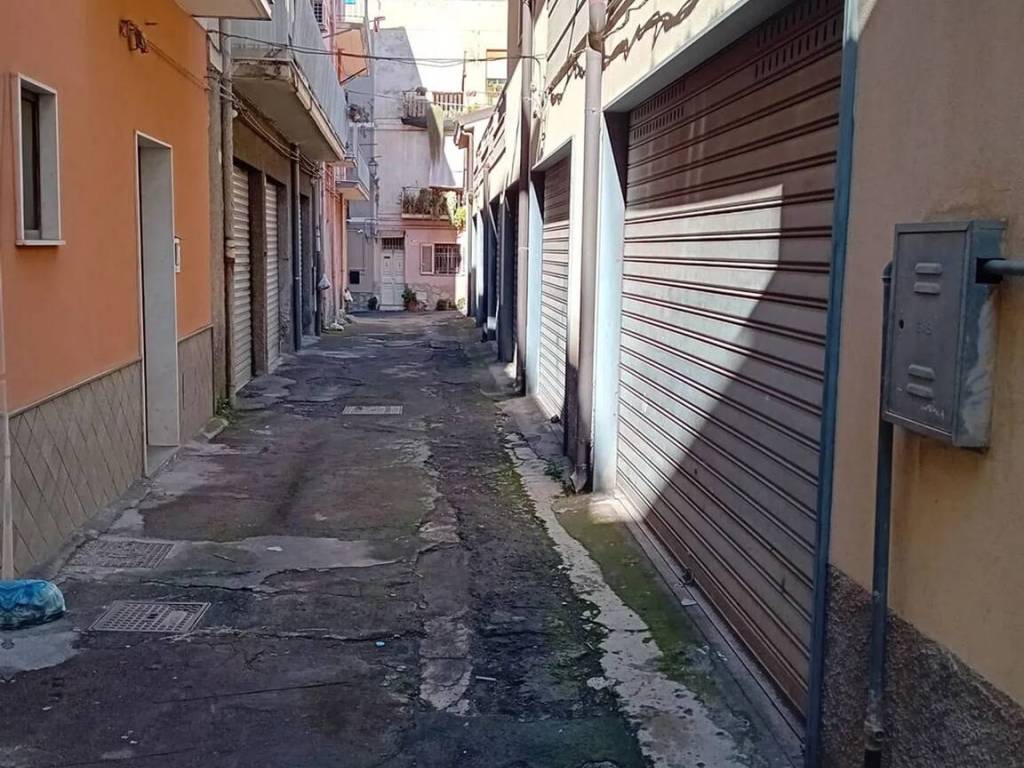 Box / garage a Adrano in Via Saturno, 5 - Foto 2