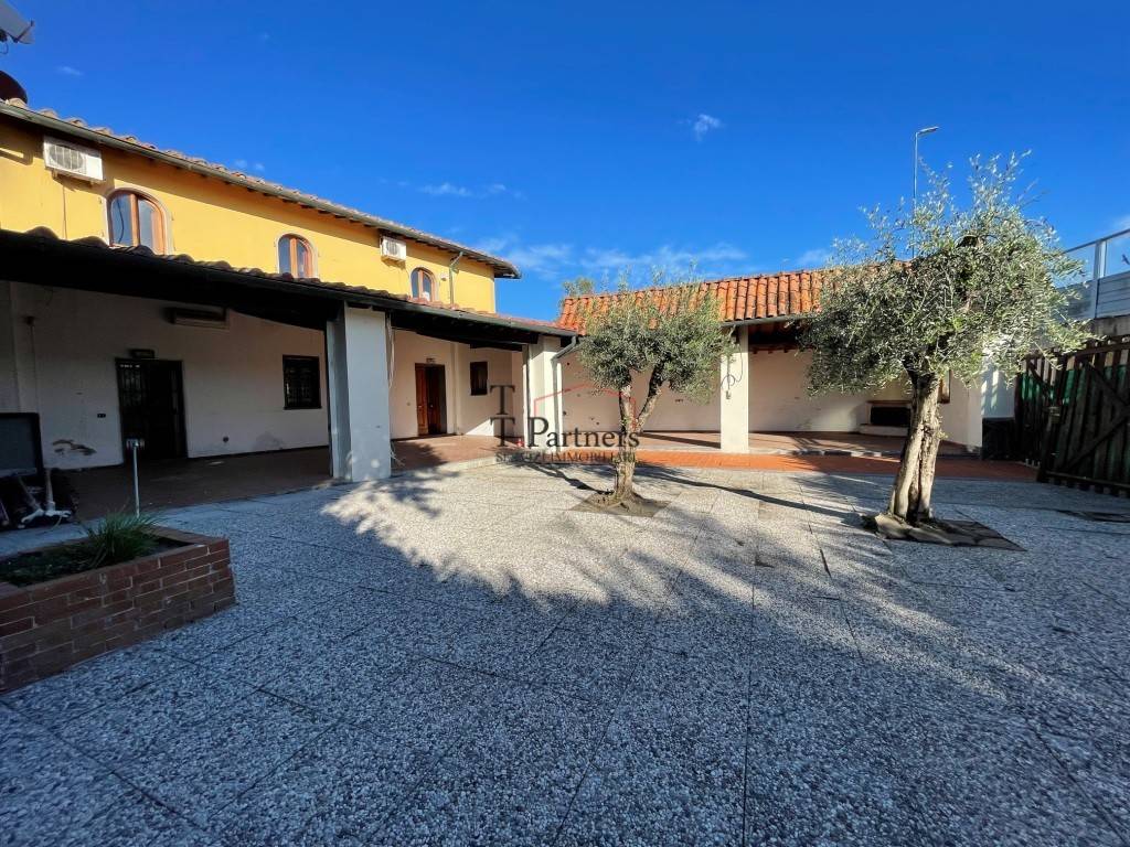 Appartamento a Campi bisenzio in Via Cesare Battisti - Foto 2
