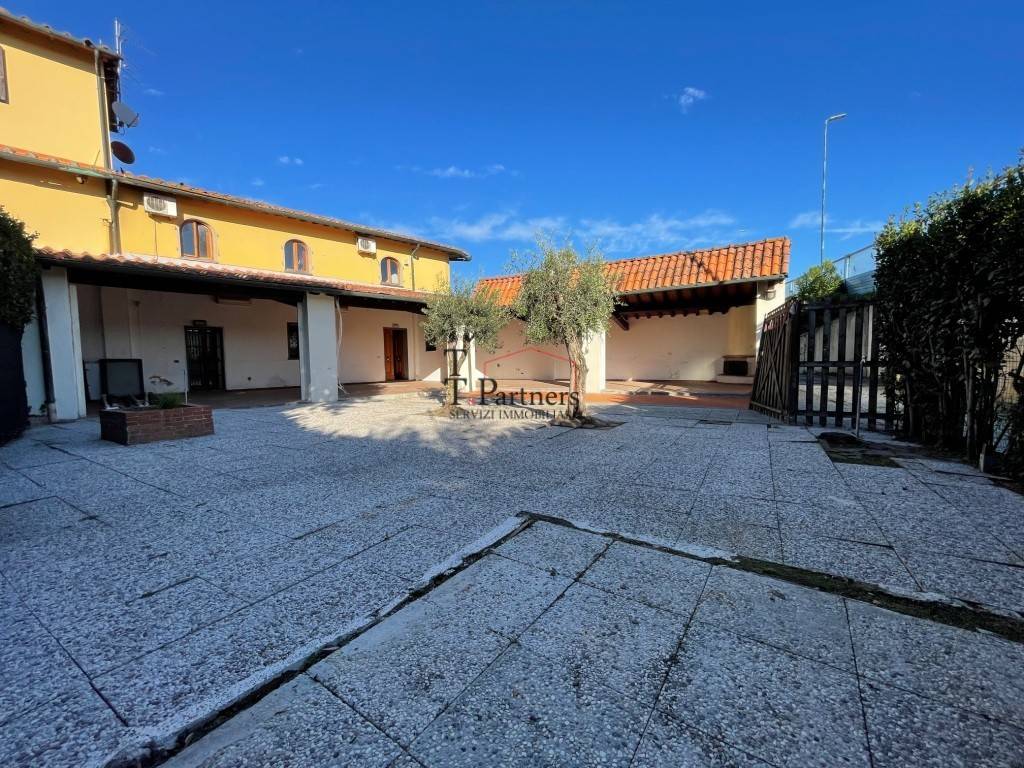 Appartamento a Campi bisenzio in Via Cesare Battisti - Foto 3