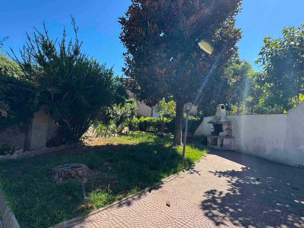 Villa a Santa marinella in Via Lago d'Iseo - Foto 2