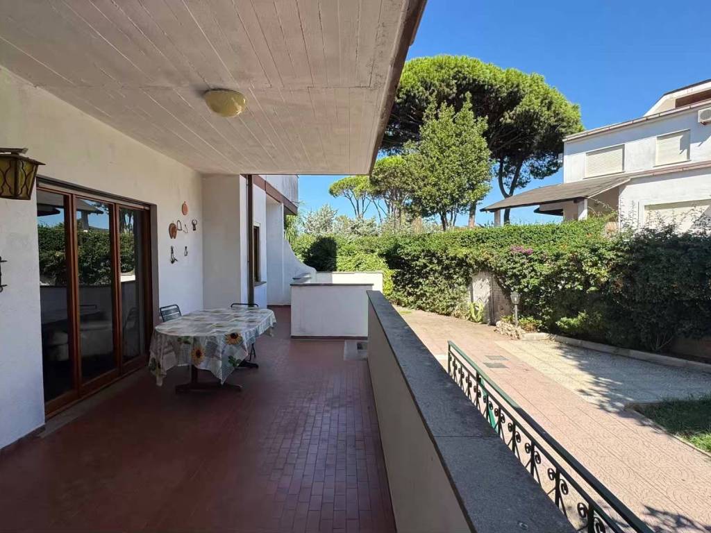 Villa a Santa marinella in Via Lago d'Iseo - Foto 4