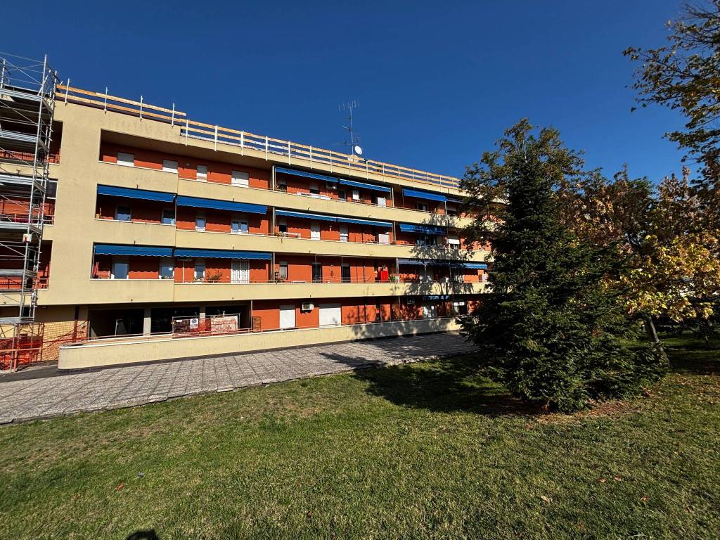 Appartamento a Castel san pietro terme in Piazza Papa Giovanni XXIII, 4 - Foto 3