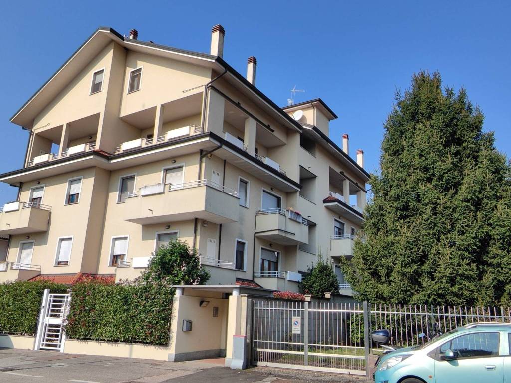 Appartamento a Bareggio in Via Cusago, 21 - Foto 2
