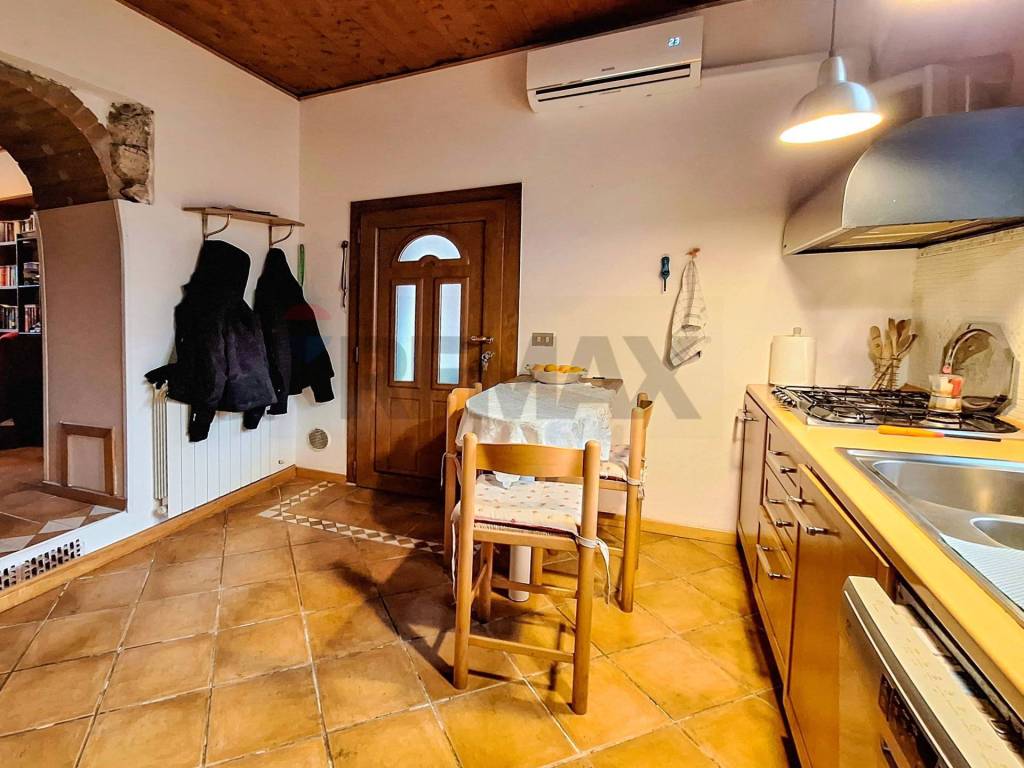 Appartamento a Gavirate in Via Case Nuove, 6 - Foto 4