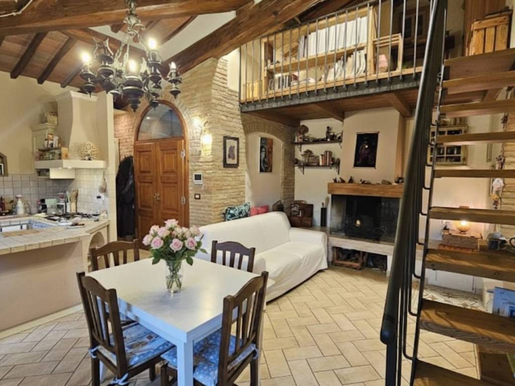 Appartamento a Poggibonsi in Strada Provinciale di San Gimignano - Foto 2