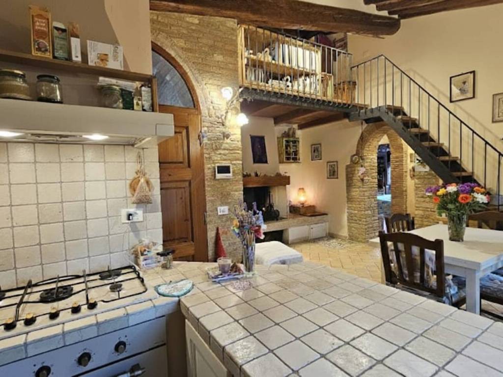 Appartamento a Poggibonsi in Strada Provinciale di San Gimignano - Foto 4