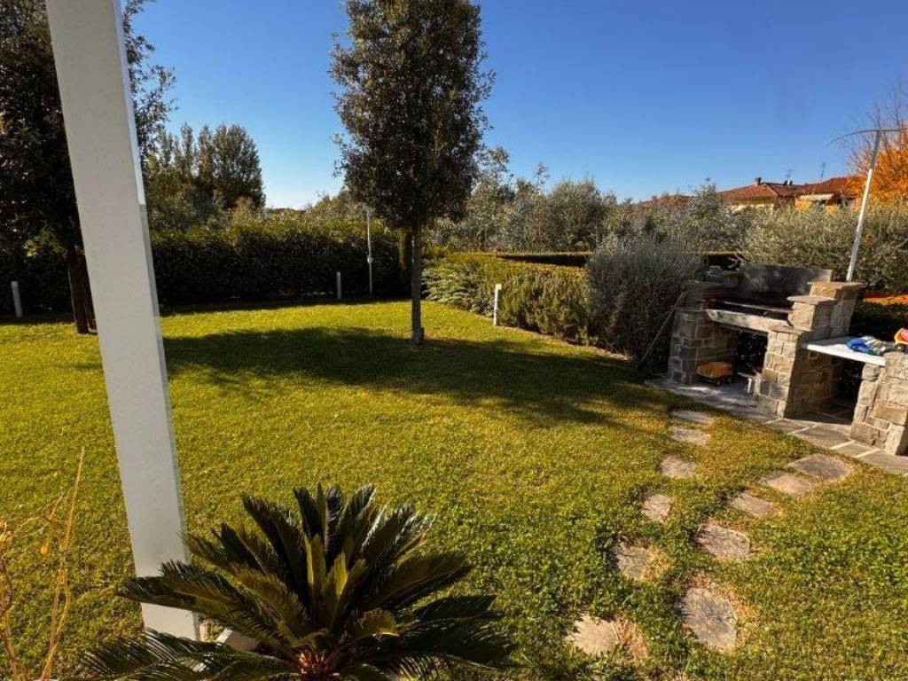 Villa a Massa e cozzile in Strada Regionale Lucchese - Foto 3