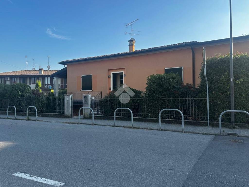 Villa a Leno in Via Fratelli de Giuli, 21 - Foto 2