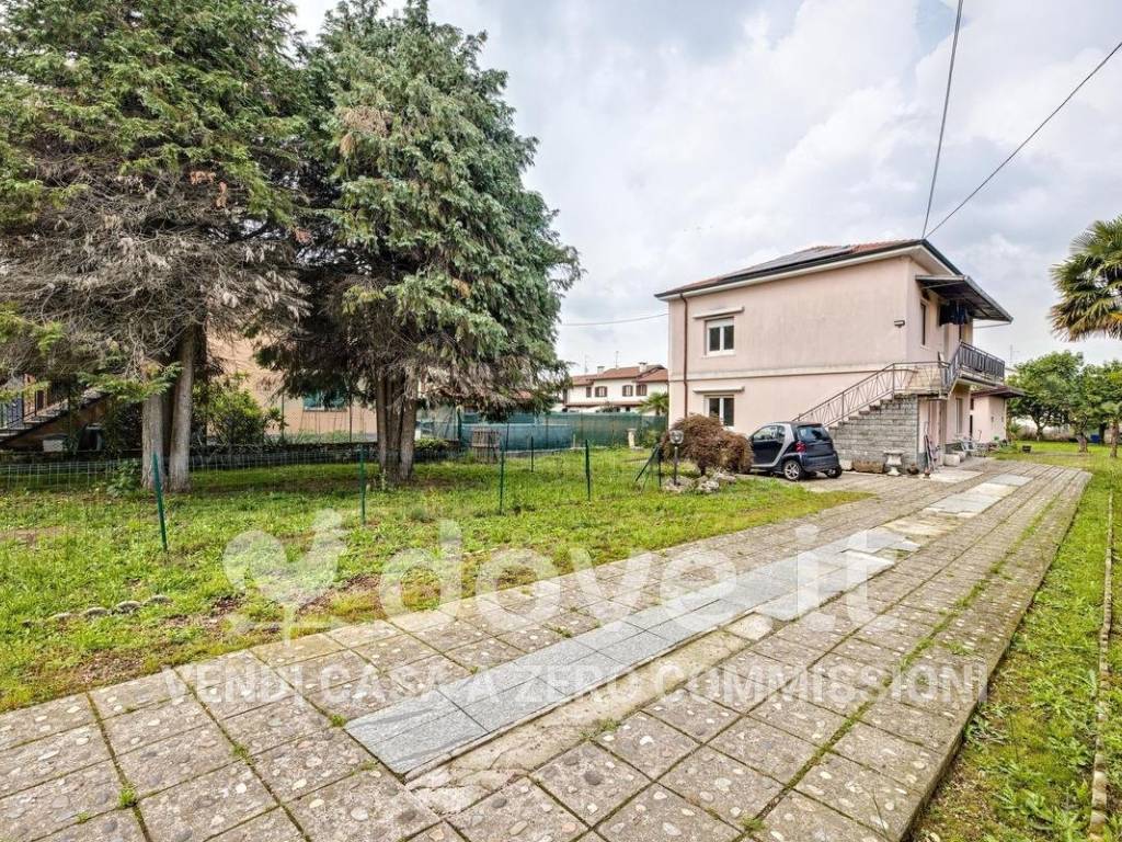 Villa a Besnate in Via Carducci - Foto 2