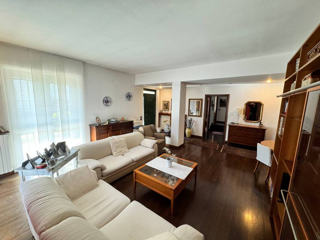 Villa a Rovello porro in Via Dottor L. Carcano, 3 - Foto 4