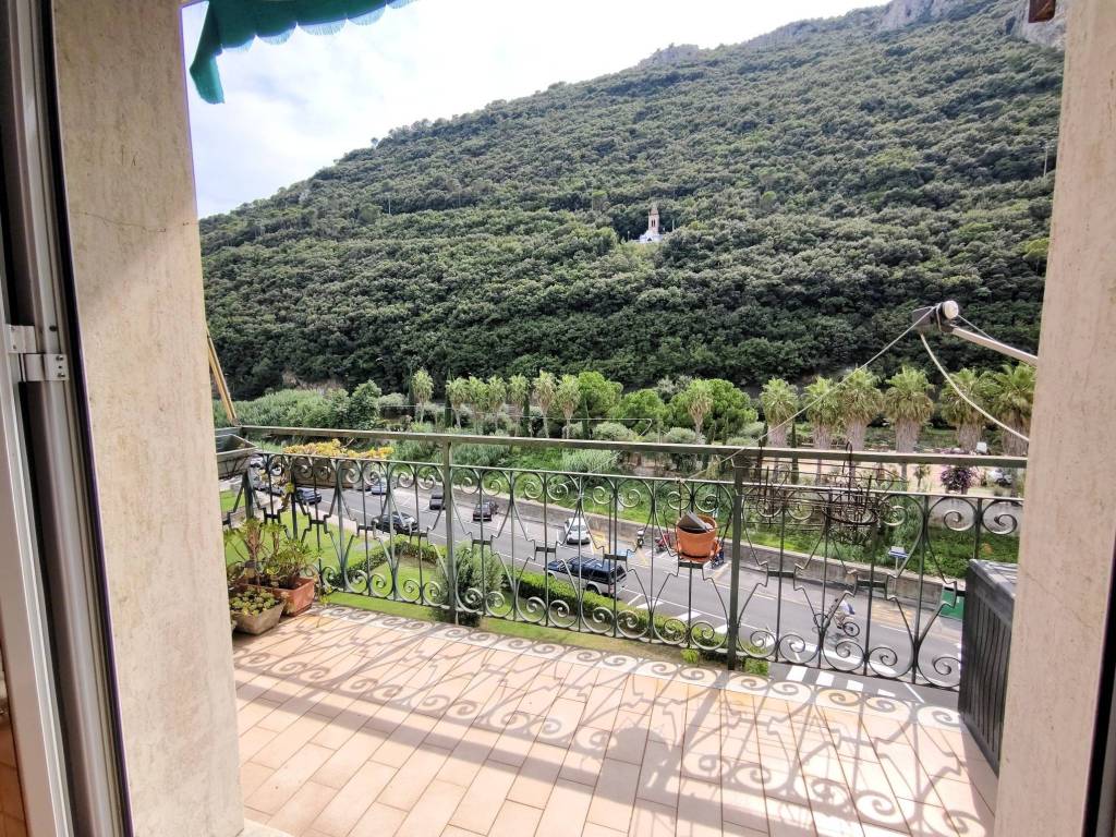 Appartamento a Finale ligure in Viale Dante Alighieri - Foto 5