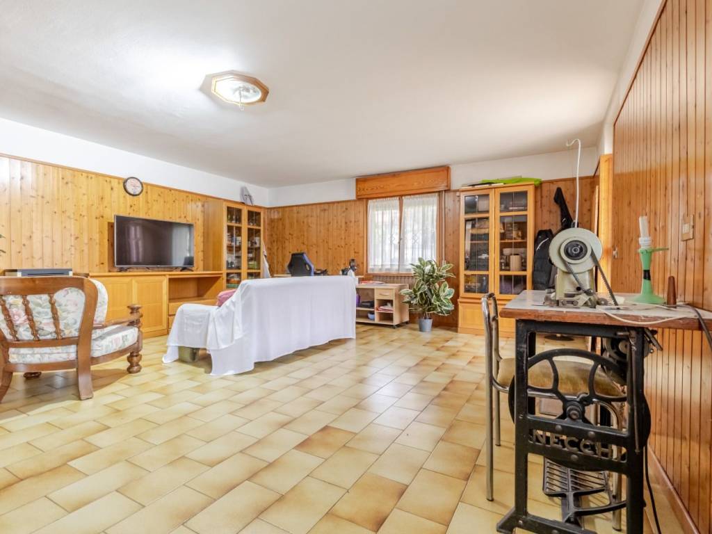 Villa a Tradate in Via Giacomo Brodolini, 16 - Foto 2