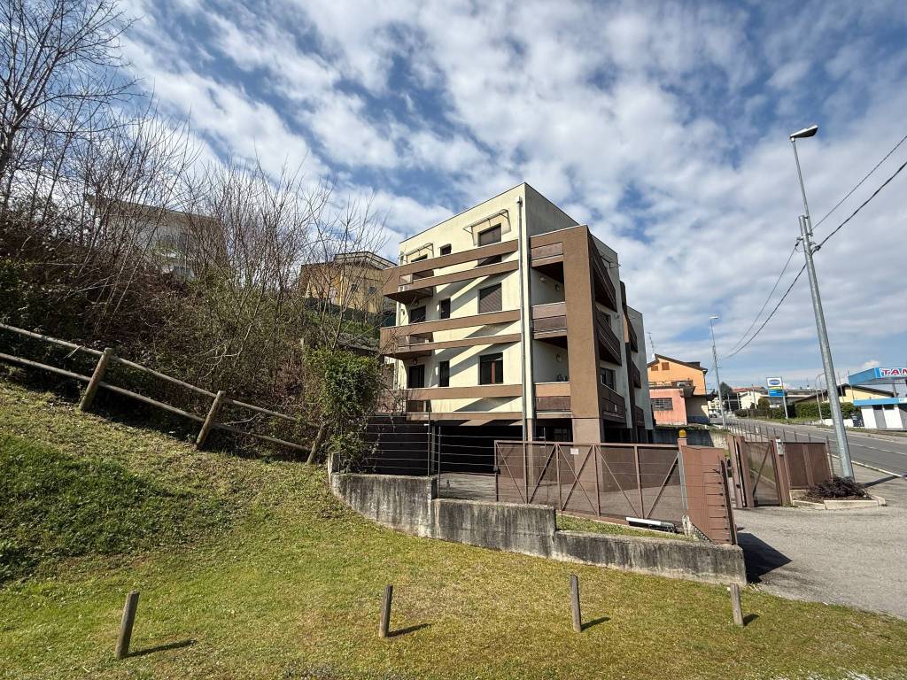 Appartamento a Cantù in Via Montello, 40 - Foto 2