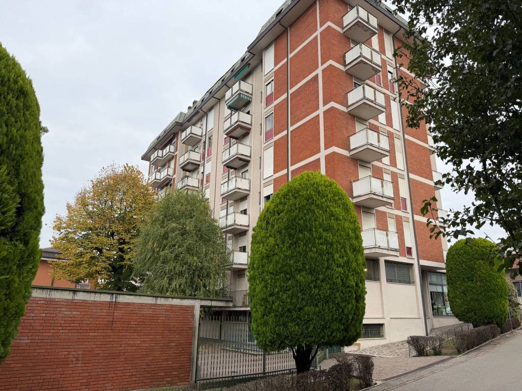 Appartamento a Carugo in Via Giuseppe Garibaldi, 17 - Foto 2