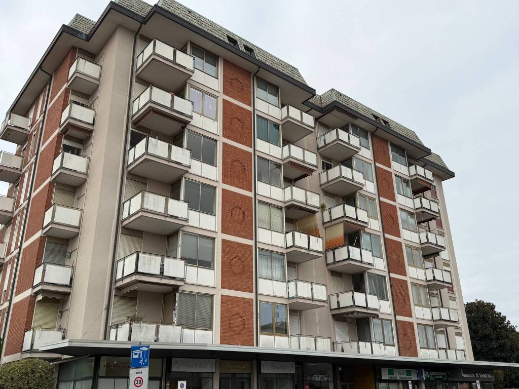 Appartamento a Carugo in Via Giuseppe Garibaldi, 17 - Foto 5
