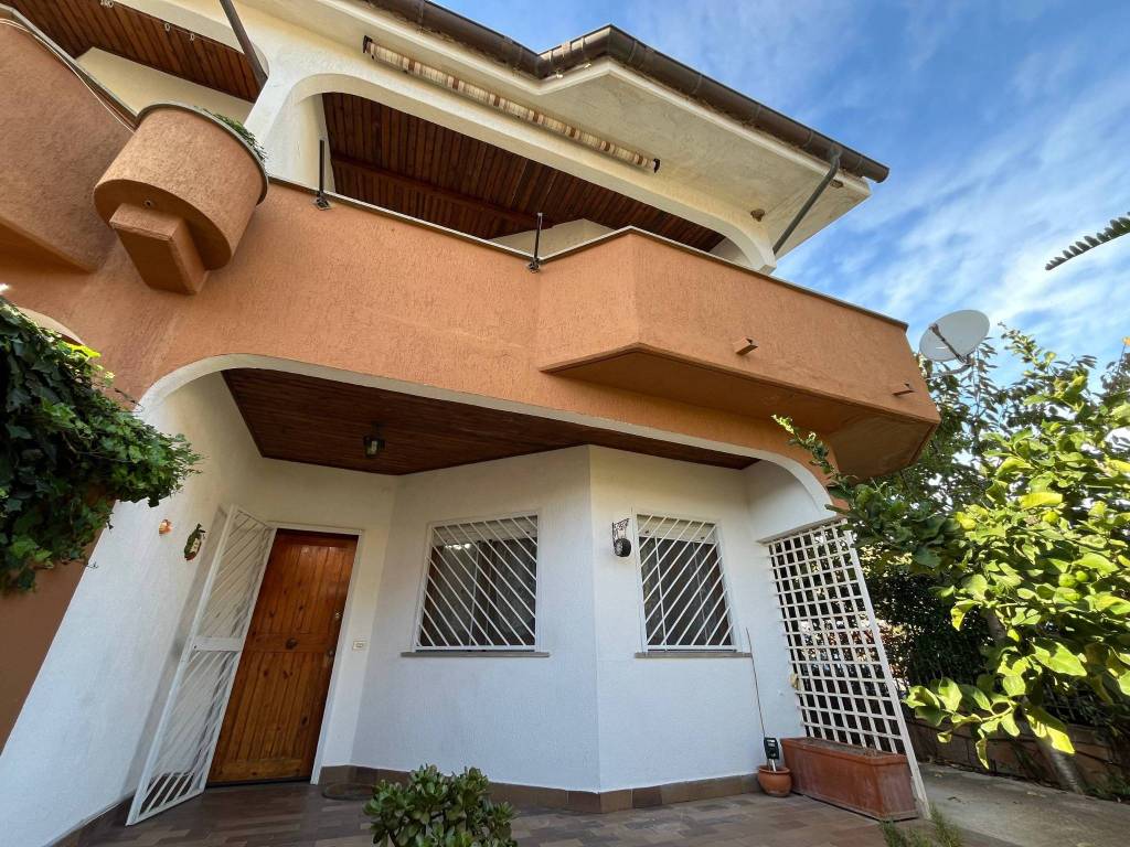 Villa a Santa marinella in Via Milano, 13 - Foto 2