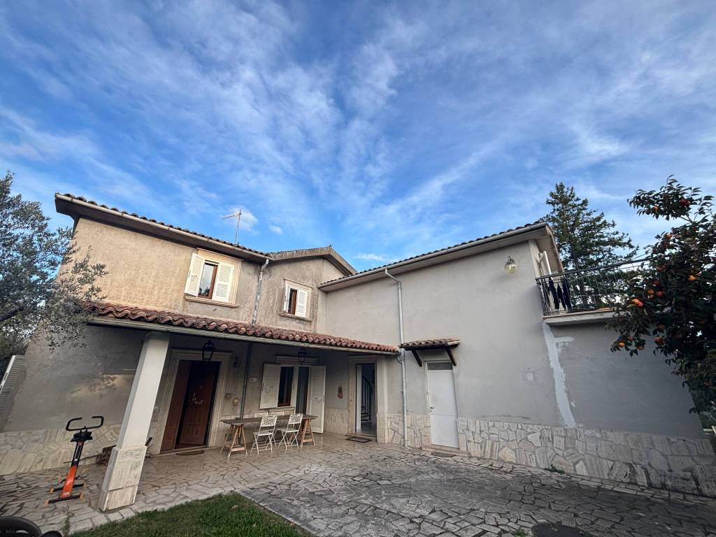 Villa a Monteleone sabino in Via Madoni - Foto 2