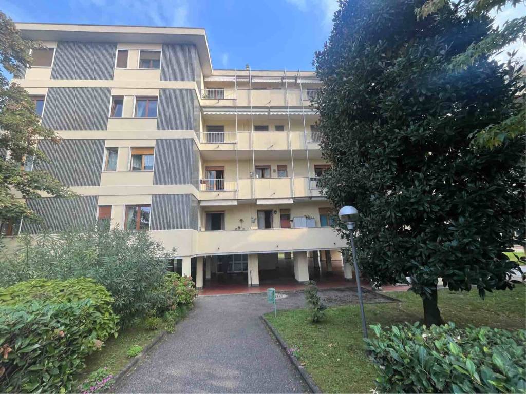 Appartamento a Saronno in Via Giuseppe Frua, 79 - Foto 2