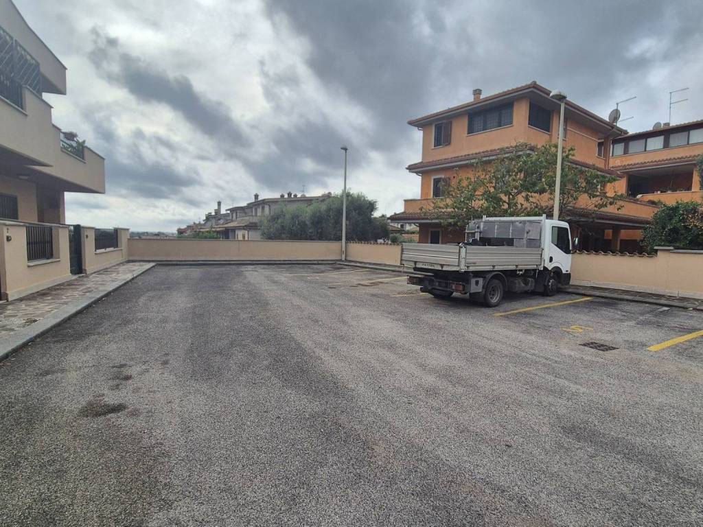 Appartamento a Pomezia in Via della Maggiona - Foto 3