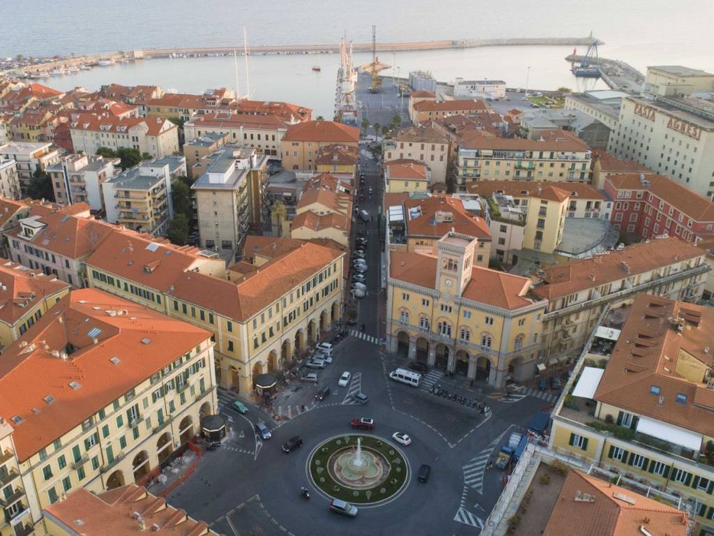 Palazzo / stabile a Imperia in Piazza Dante Alighieri - Foto 2