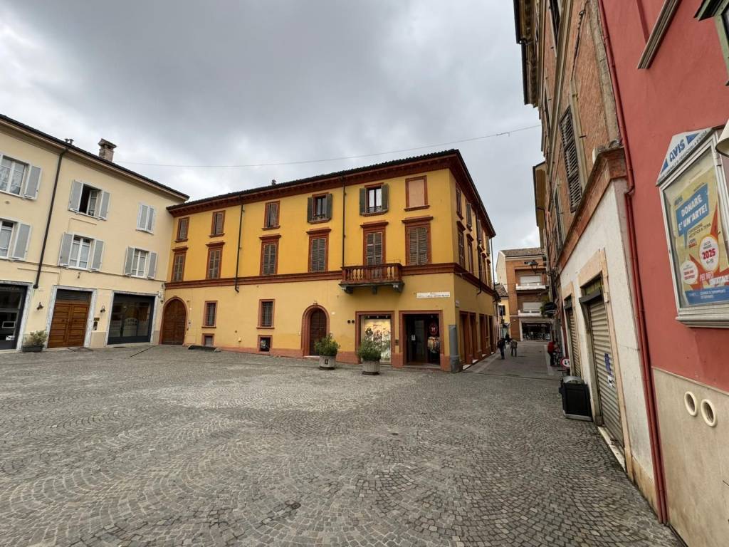 Appartamento a Fiorenzuola d'arda in Piazza Fratelli Molinari - Foto 2