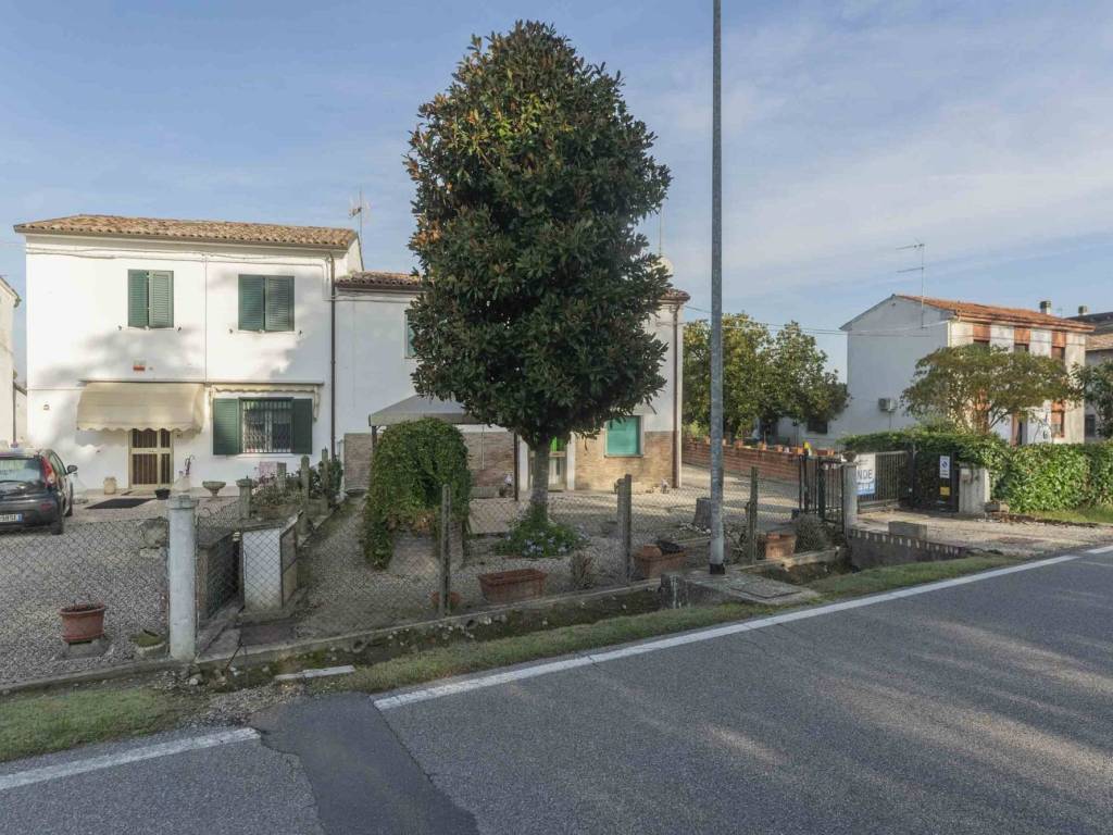 Villa a Ferrara in via Aldo Chiorboli, 163 - Foto 3