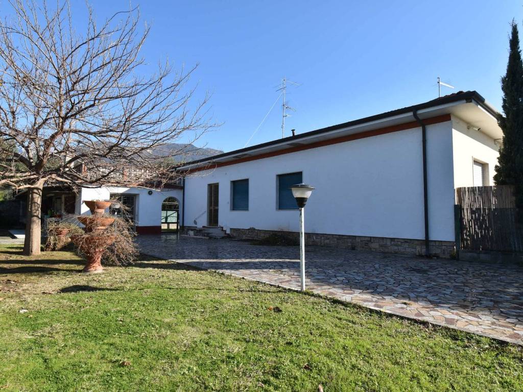 Villa a Seravezza in Piazza Fratelli Cervi, 7 - Foto 2
