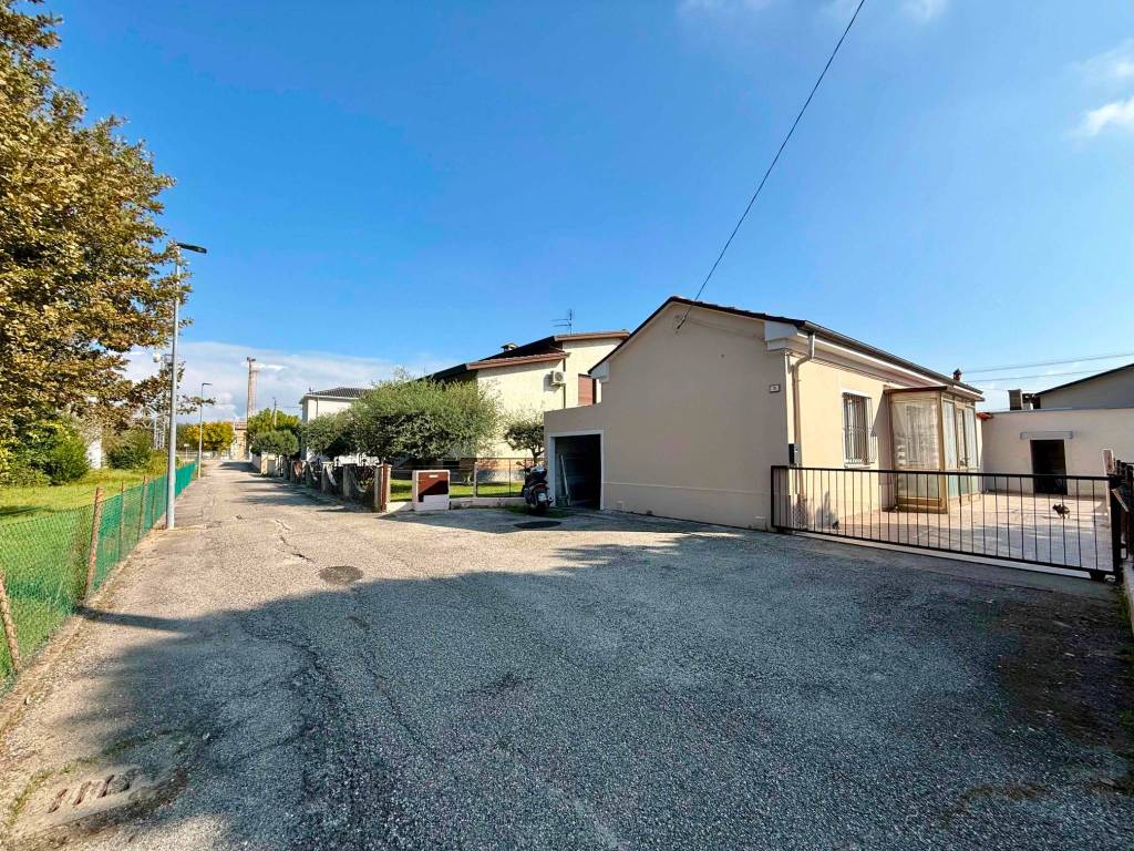 Villa a Argenta in Via Primo Guerrini, 3 - Foto 3