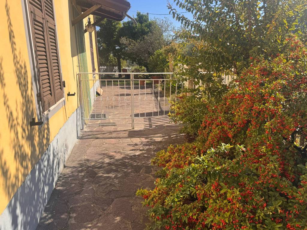 Villa a Follo in Via Brigate Partigiane, 2 - Foto 2