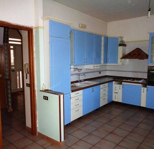 Villa a Bronte in Via A. Lombardo - Foto 4