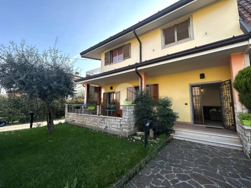 Villa a Rovato in Via Caduti del Lavoro, 10 - Foto 2