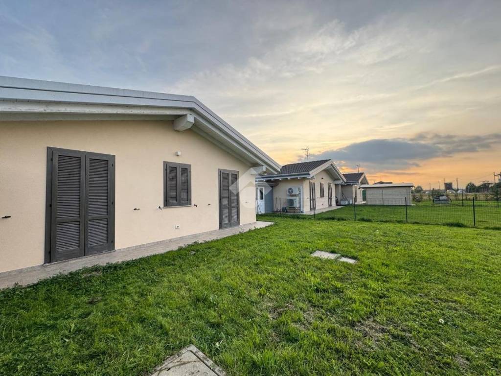 Villa a Oleggio in Via Momo - Foto 5