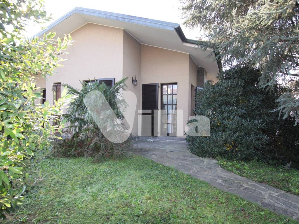 Villa a Annone di brianza in Via Alessandro Manzoni, 22 - Foto 2