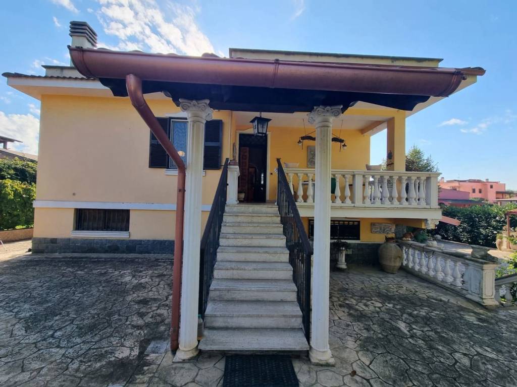 Villa a Aprilia in VIA SPLUGA, 1 - Foto 2