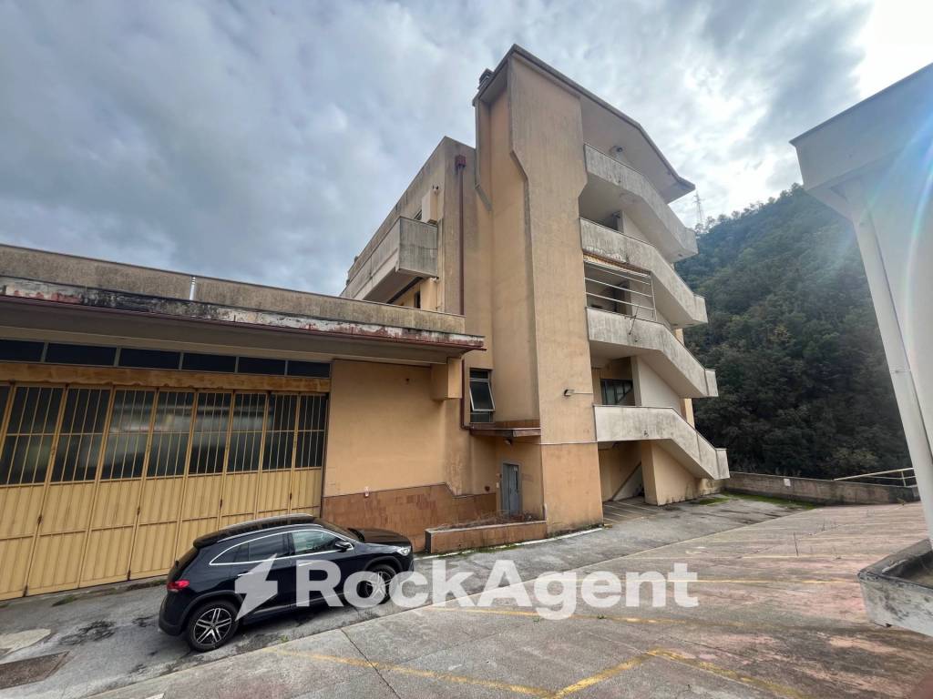 Palazzo / stabile a Varazze in Via Emilio Vecchia - Foto 2