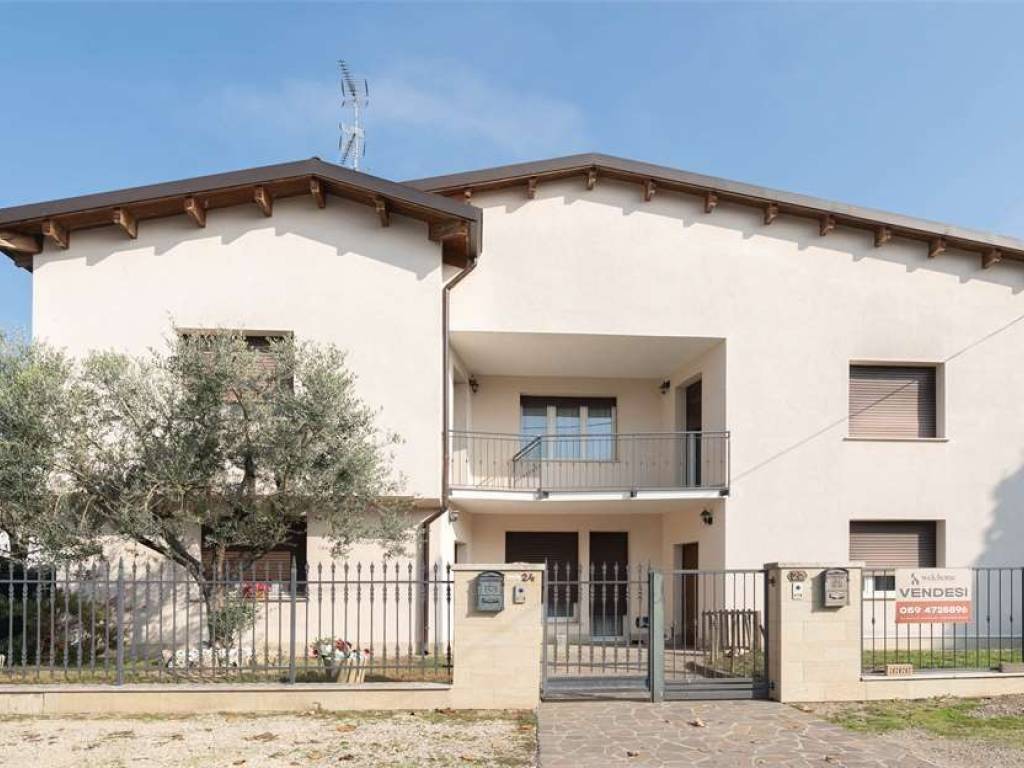 Villa a Novi di modena in Via Albano Modena, 22 - Foto 2