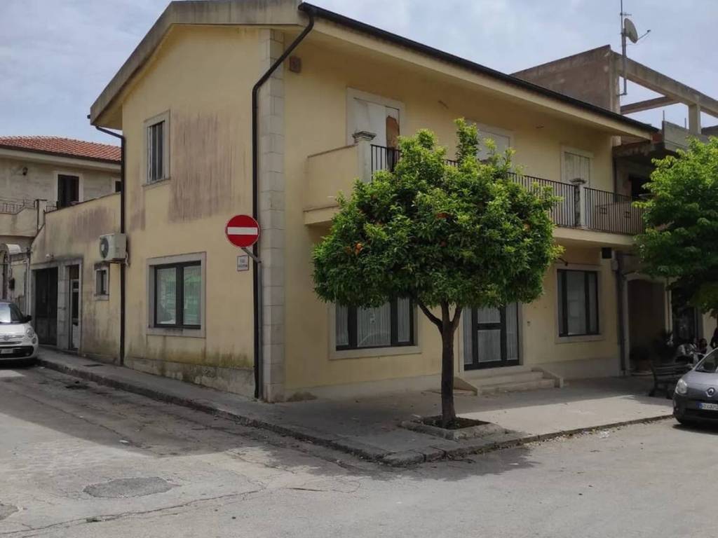 Palazzo / stabile a Modica in Piazza Del Gesù S.N.C. - Foto 2