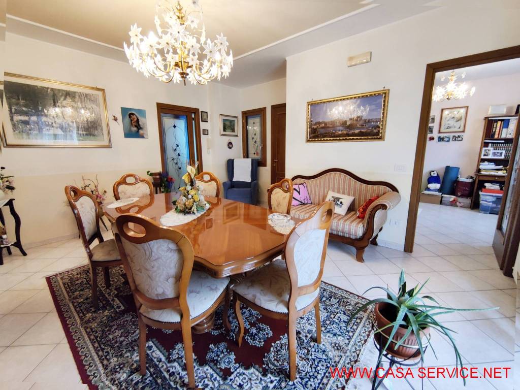 Villa a Montevarchi in Via Aretina, 26 - Foto 2