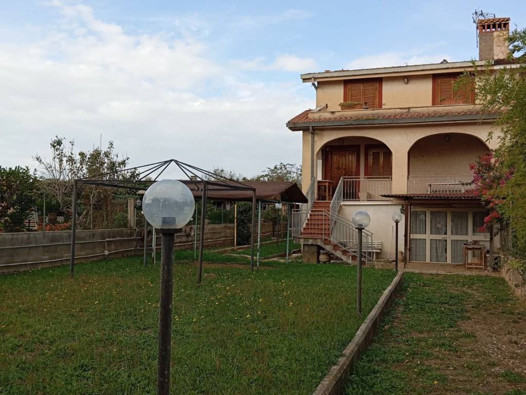 Villa a Latina in Via Licio Quinzio Cincinnato, 41 - Foto 2