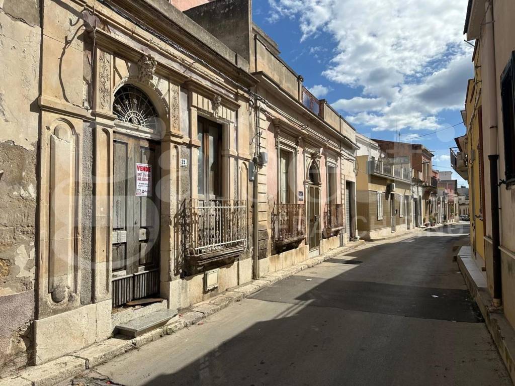 Casa indipendente a Avola in VIA UGO FOSCOLO, 25 - Foto 2
