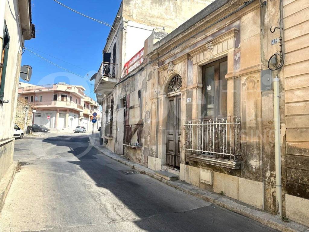 Casa indipendente a Avola in VIA UGO FOSCOLO, 25 - Foto 3