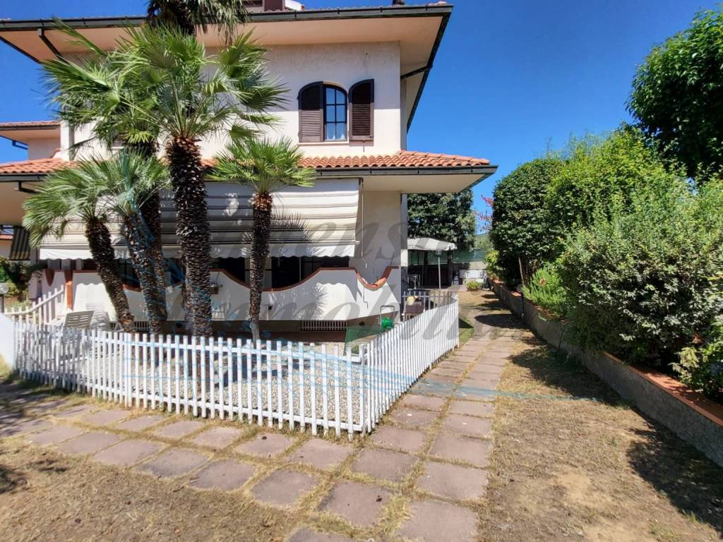 Villa a Rosignano marittimo in Via Lago D'Iseo - Foto 2