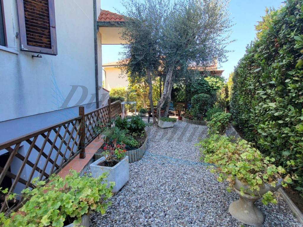 Villa a Rosignano marittimo in Via Lago D'Iseo - Foto 5