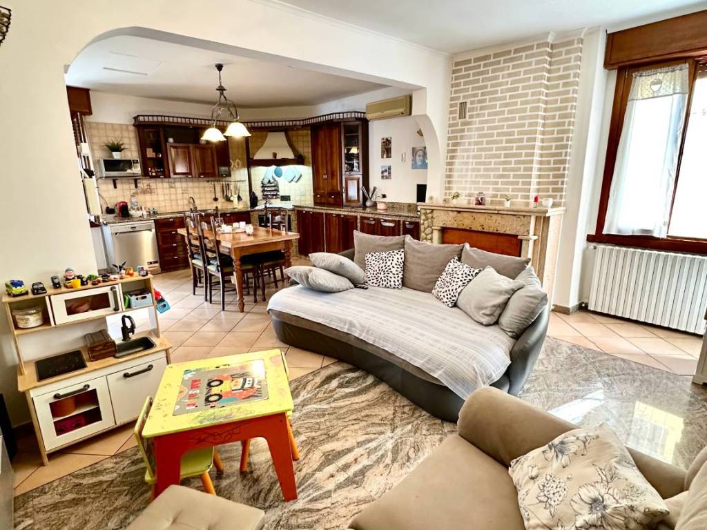 Villa a Mirandola in Via Bastiglia, 41 - Foto 2