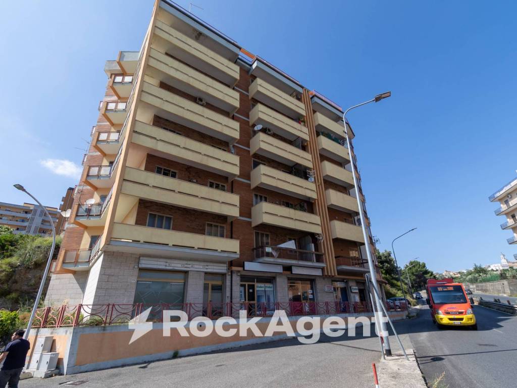 Appartamento a Catanzaro in Viale Vincenzo de Filippis, 38 - Foto 2