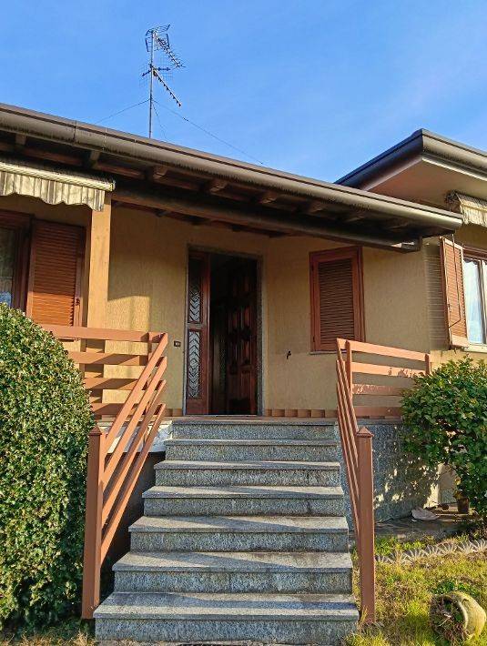 Villa a Besozzo in Via Dante Alighieri, 13 - Foto 4