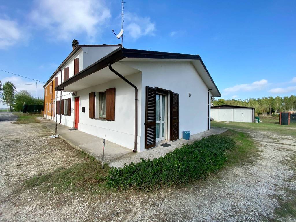 Villa a Comacchio in Strada Statale Romea, 74 - Foto 3